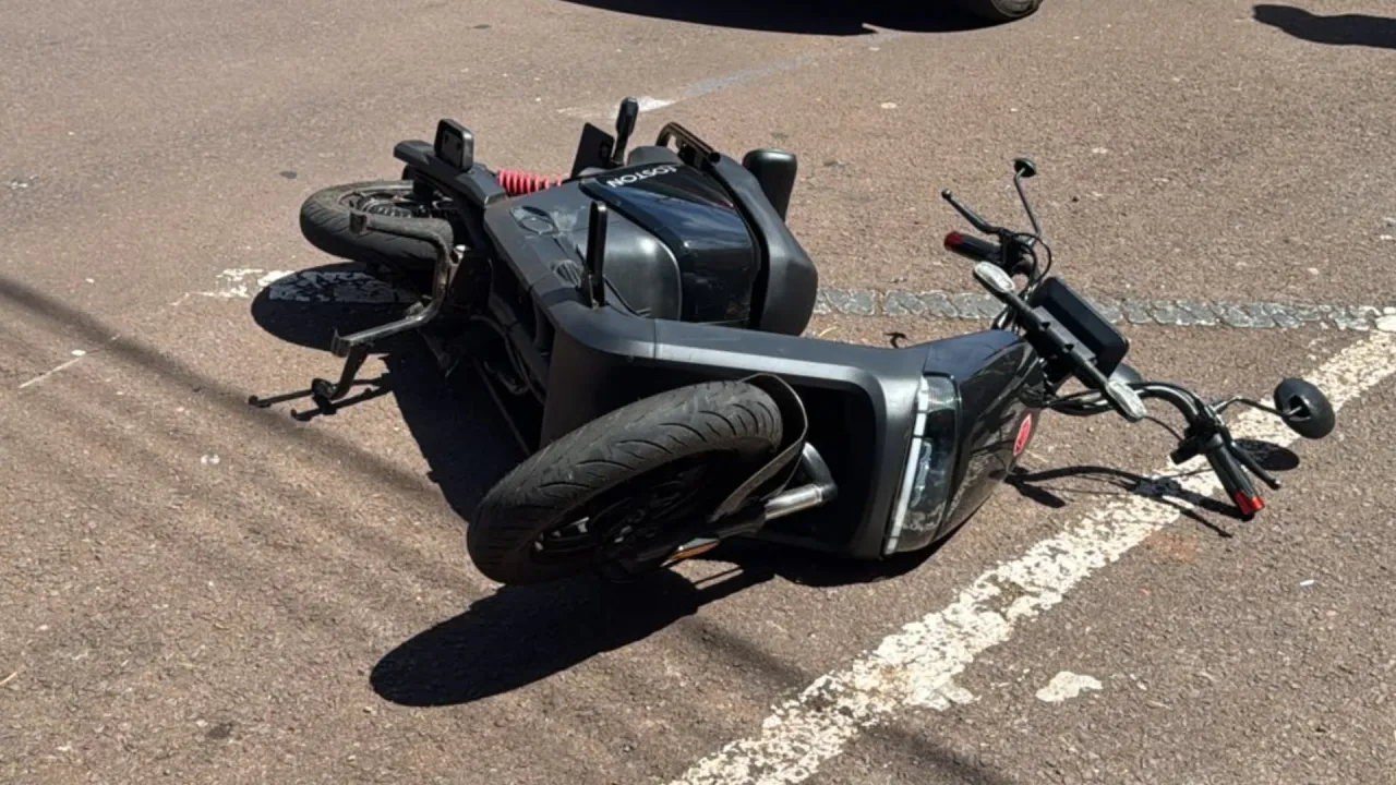 Mulher fica gravemente ferida após colisão entre veículo elétrico e carro no Centro de Cascavel