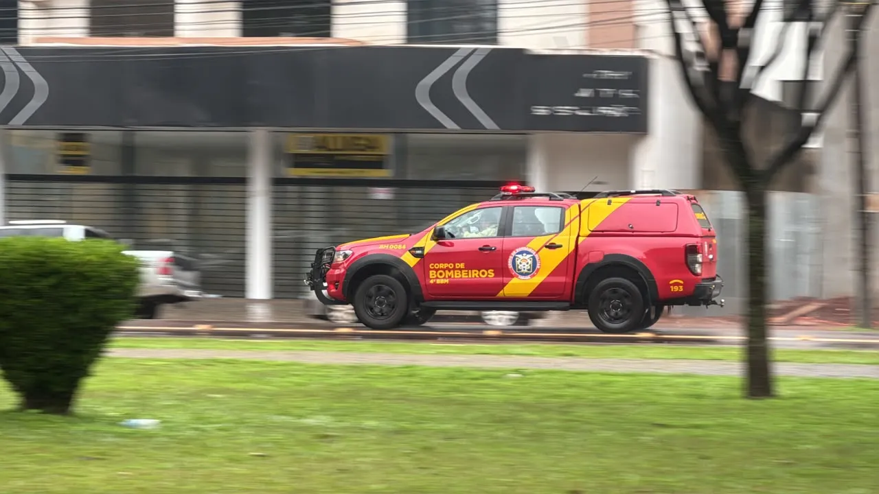 Perseguição policial com tiros e acidentes termina com caminhão fora da pista em Cascavel