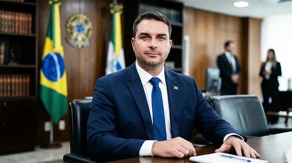 Flávio Bolsonaro lidera primeiro embate com mais de 47% dos votos válidos e enfrenta Lula no 2º turno