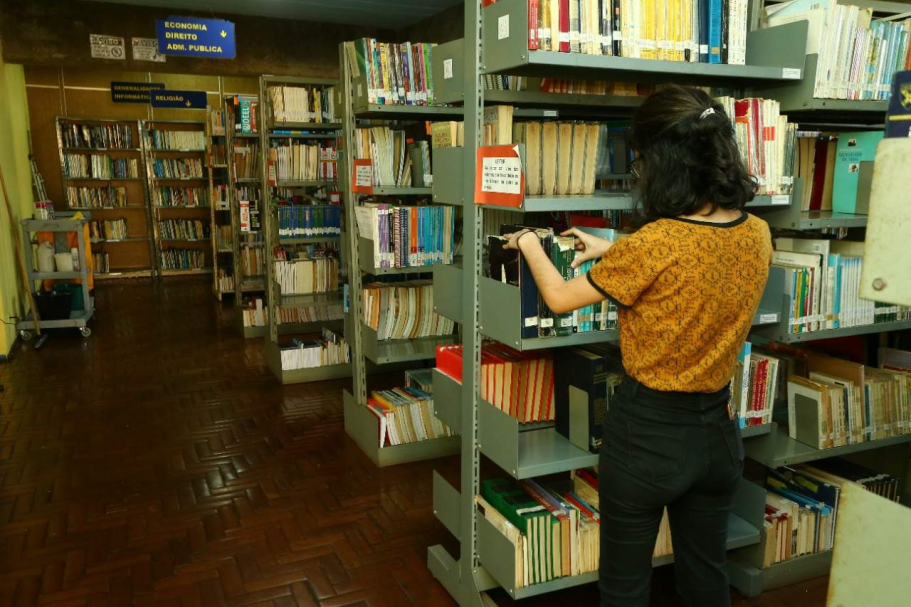 Biblioteca de Cascavel reúne 75 mil exemplares e oferece empréstimos gratuitos