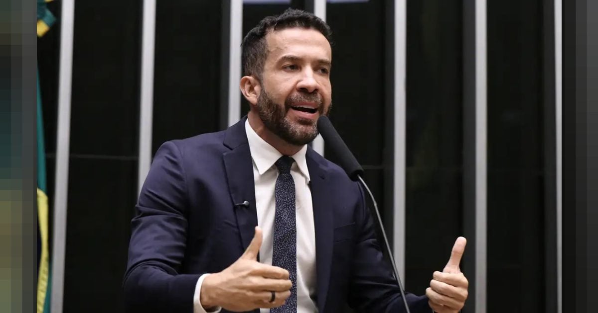 Deputado André Janones é internado com arritmia em São Paulo