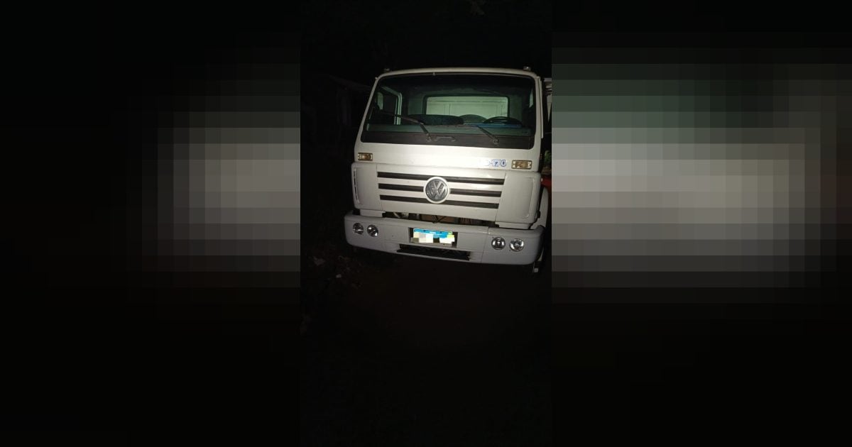 Caminhão furtado é encontrado abandonado em rua do bairro Floresta, em Cascavel